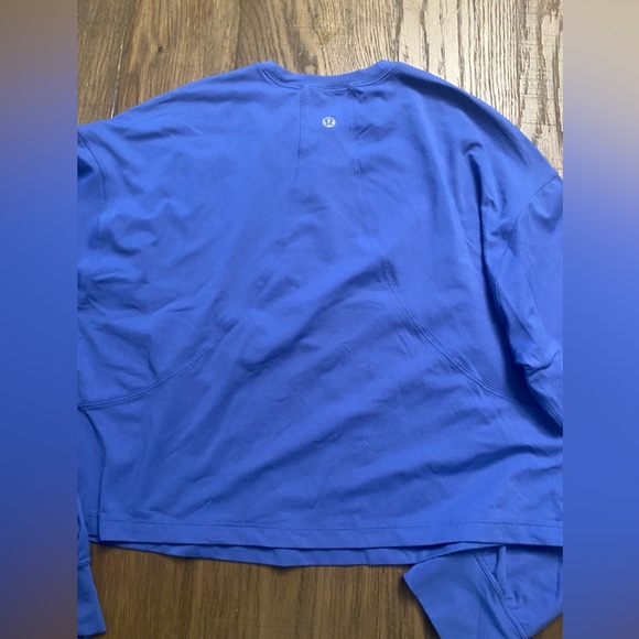 Blue long sleeve lululemon top. Size 2 - Picture 2 of 2